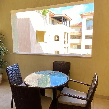 Luxury Apartment, Close To The Sea 파포스